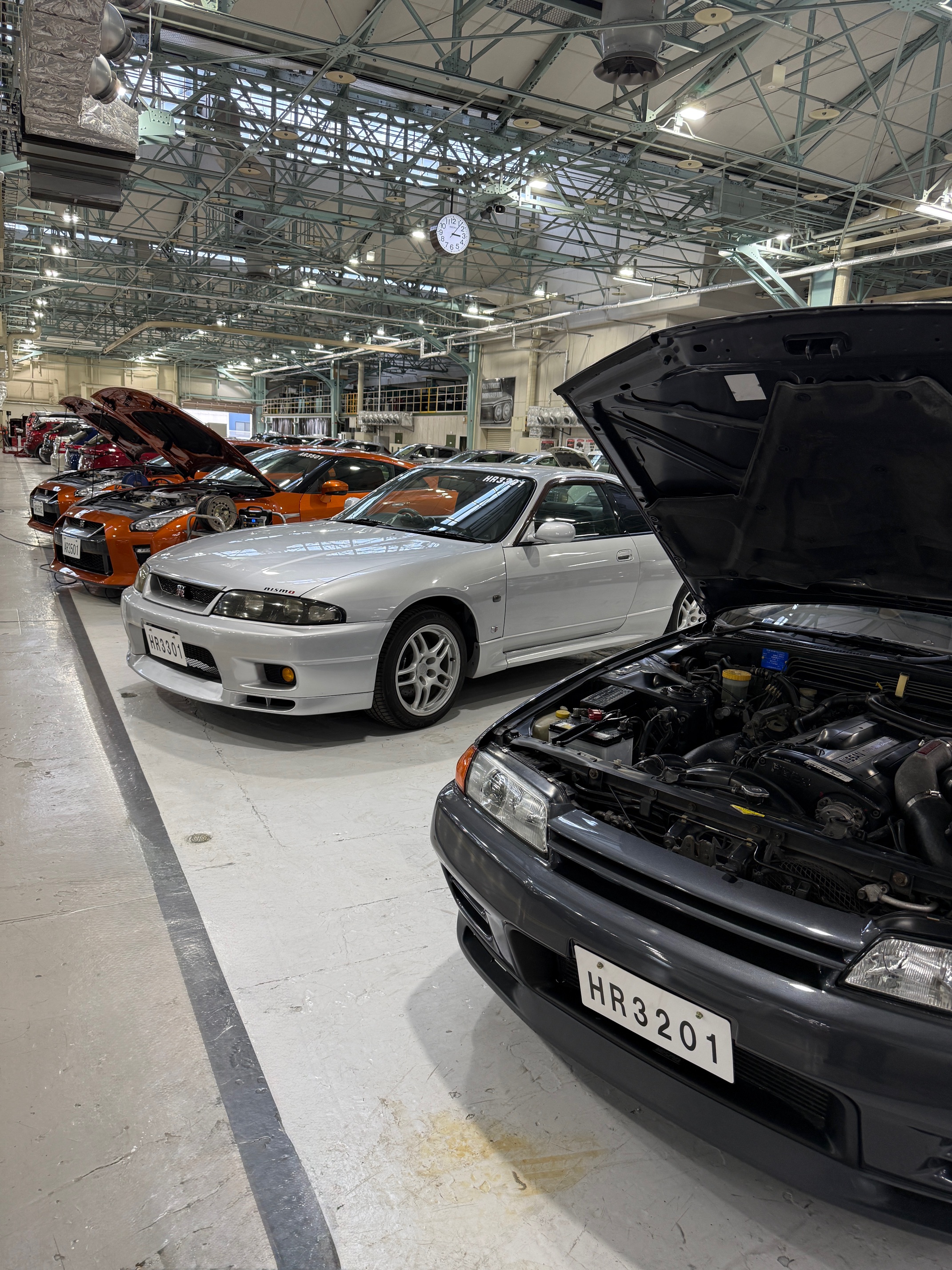 教材車両の管理情報をナンバープレートとして車両に取り付けるため