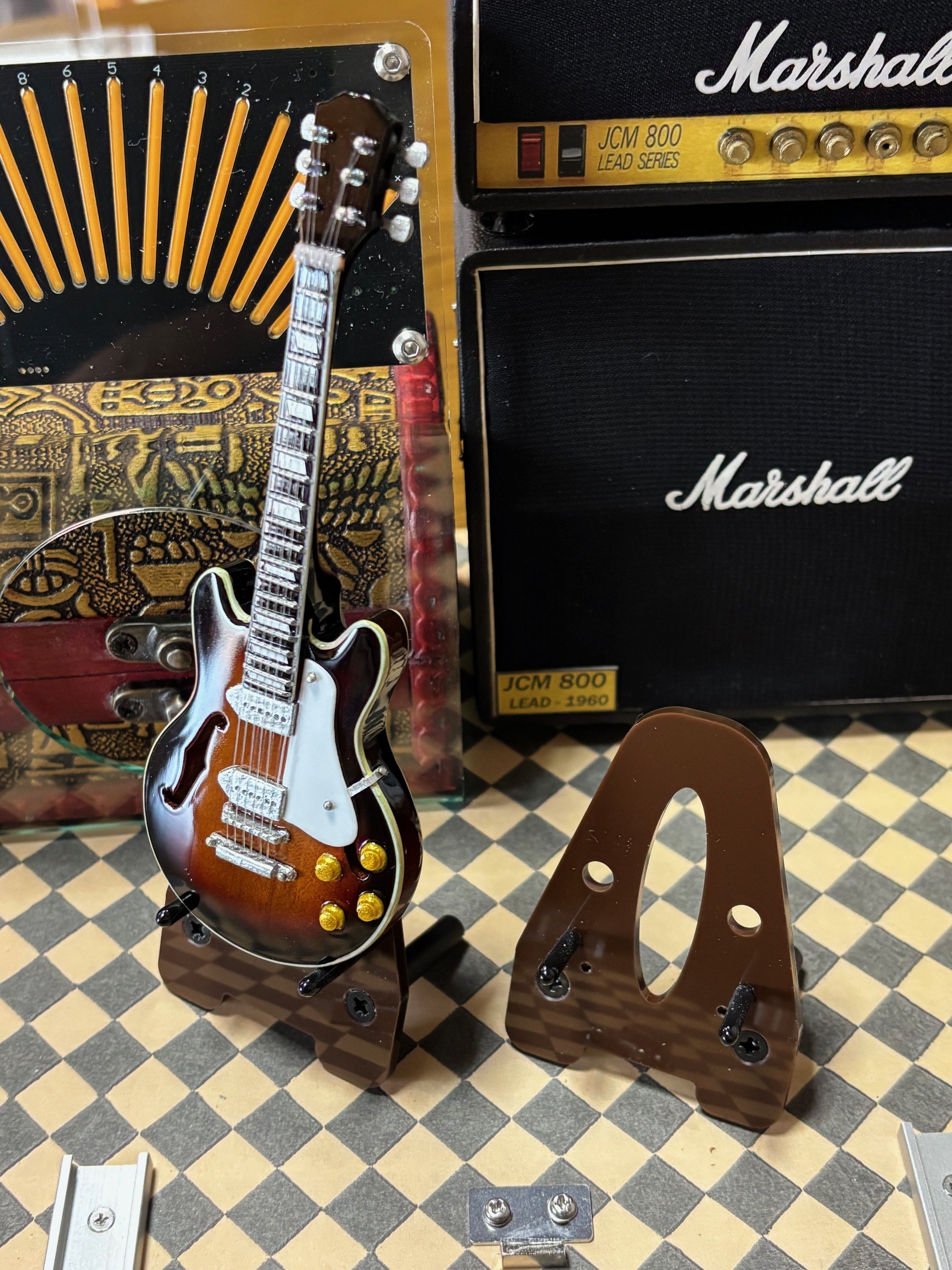 1/6　スケールのギタースタンド