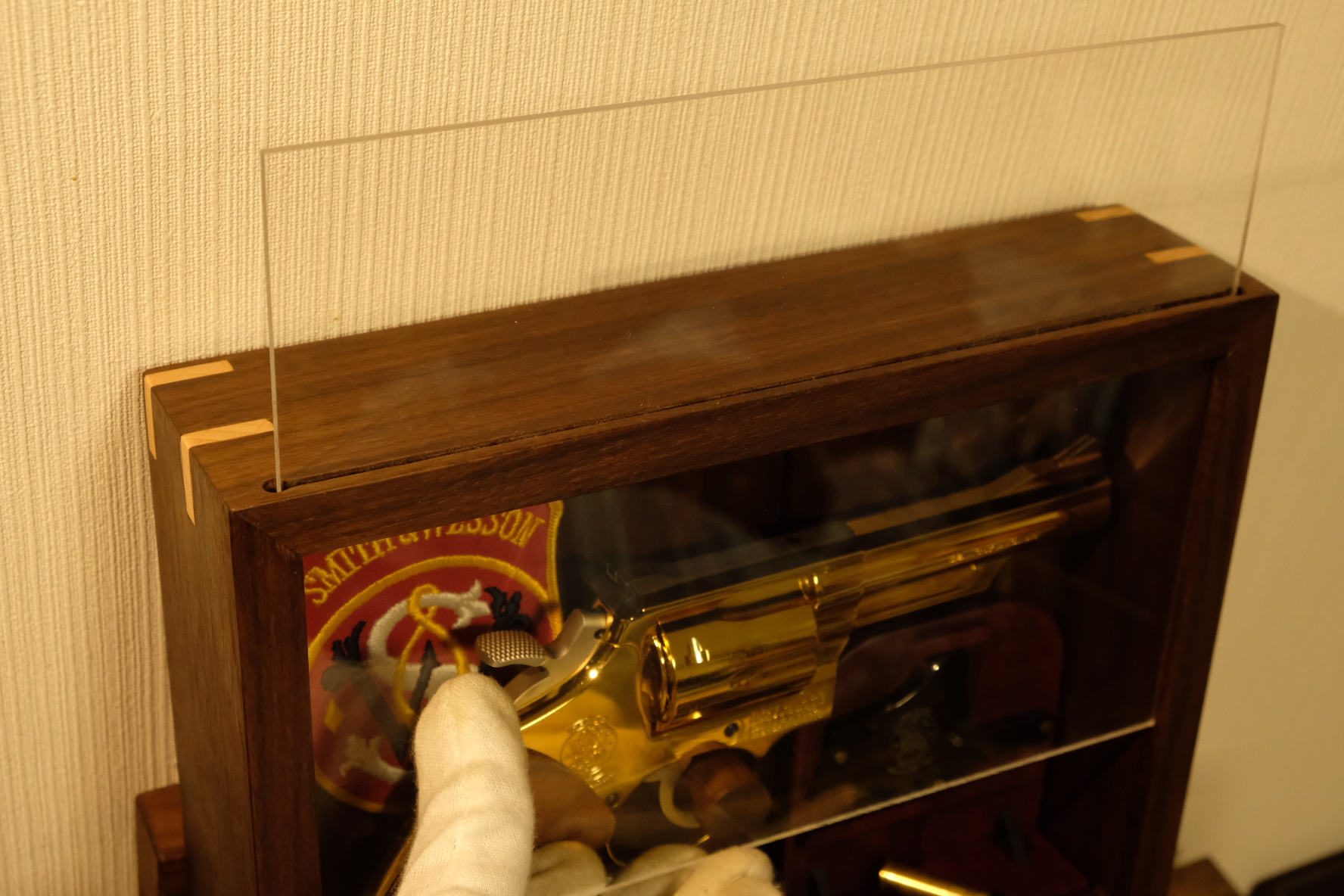 自作モデルガン展示額縁（箱）