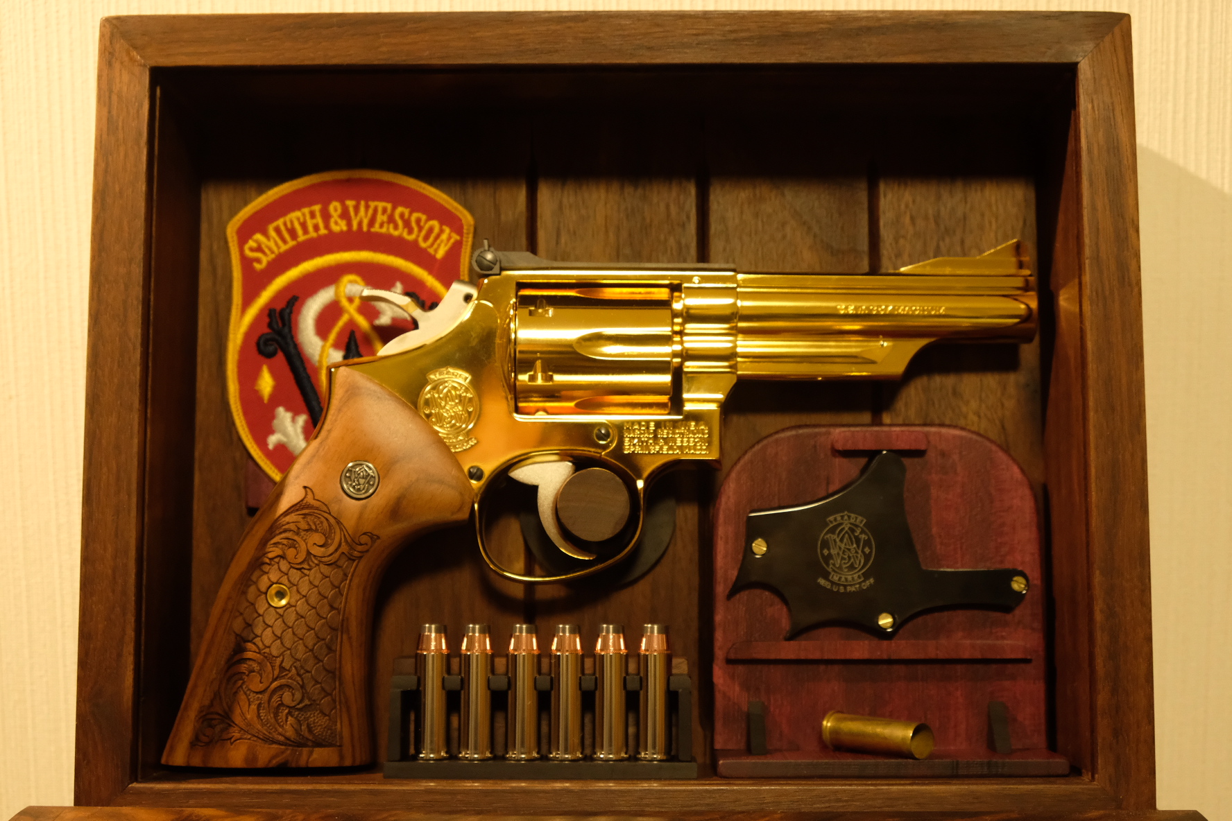 自作モデルガン展示額縁（箱）