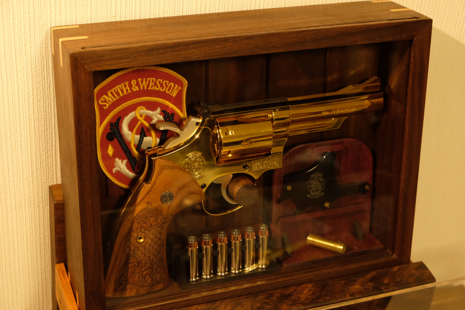 自作モデルガン展示額縁（箱）