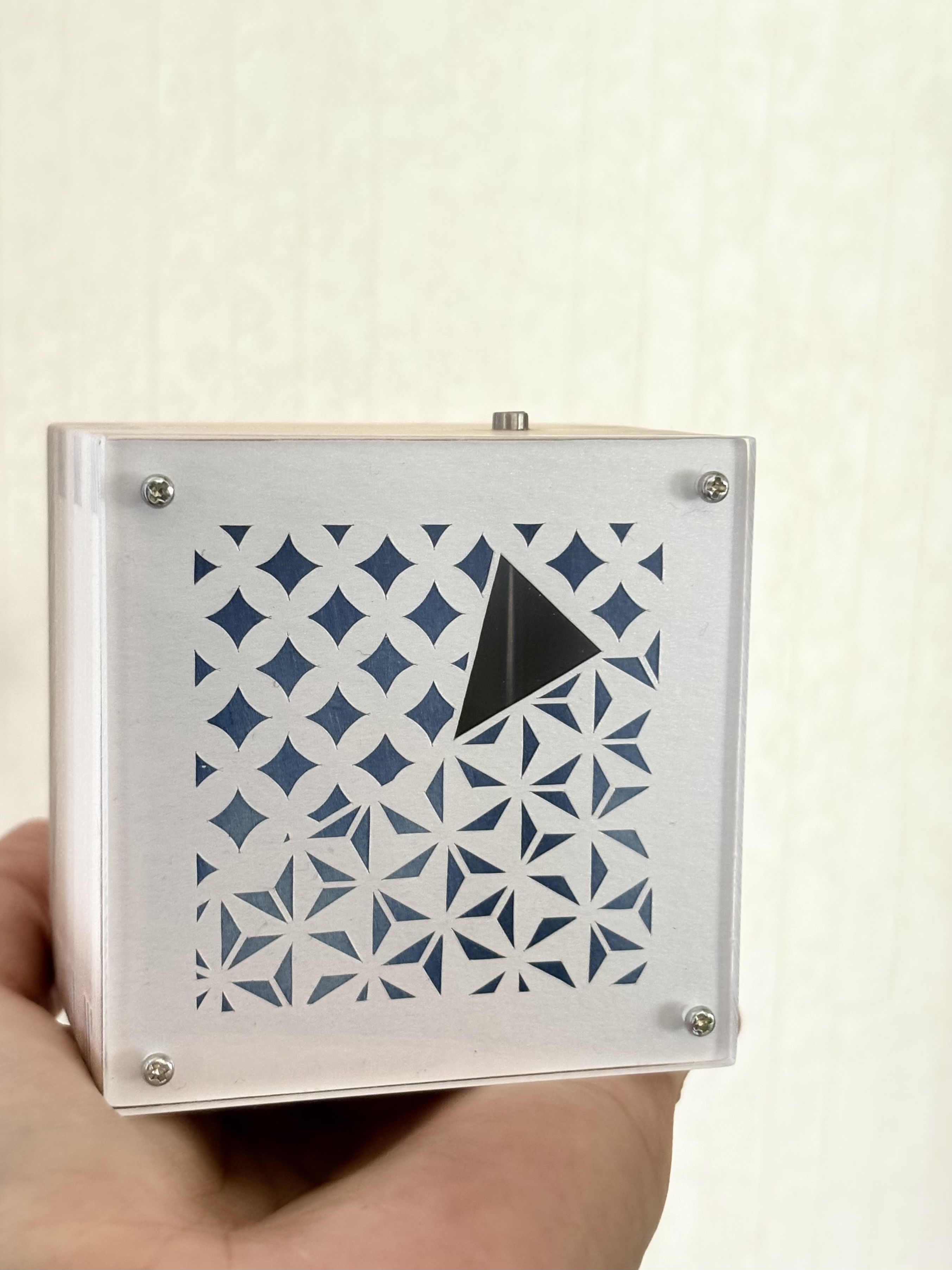 切り絵の一輪挿し