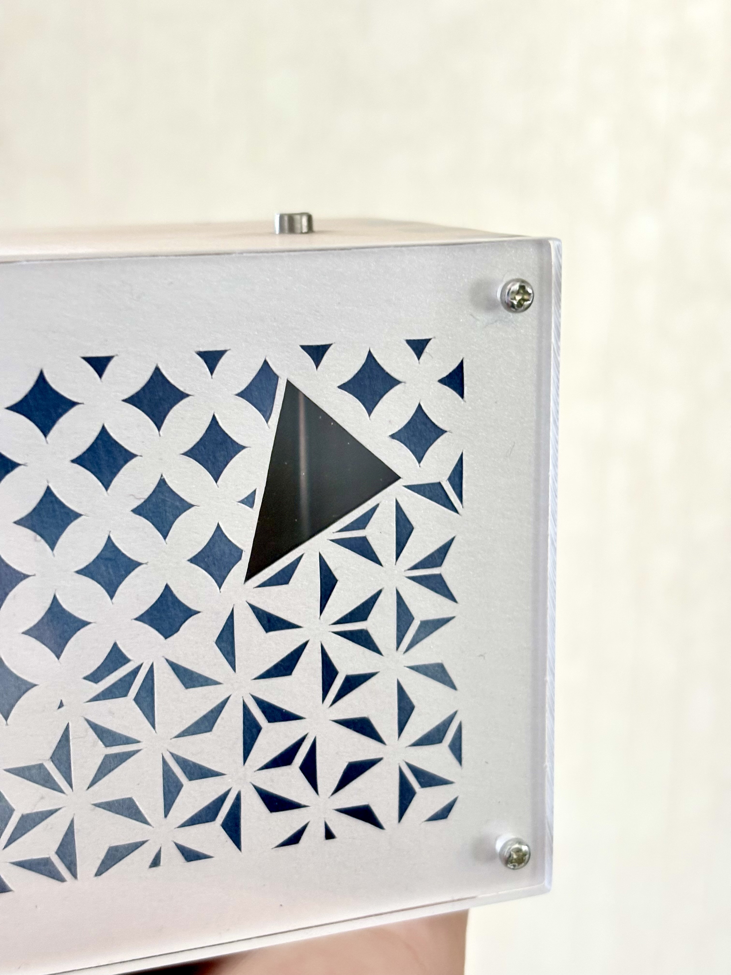 切り絵の一輪挿し