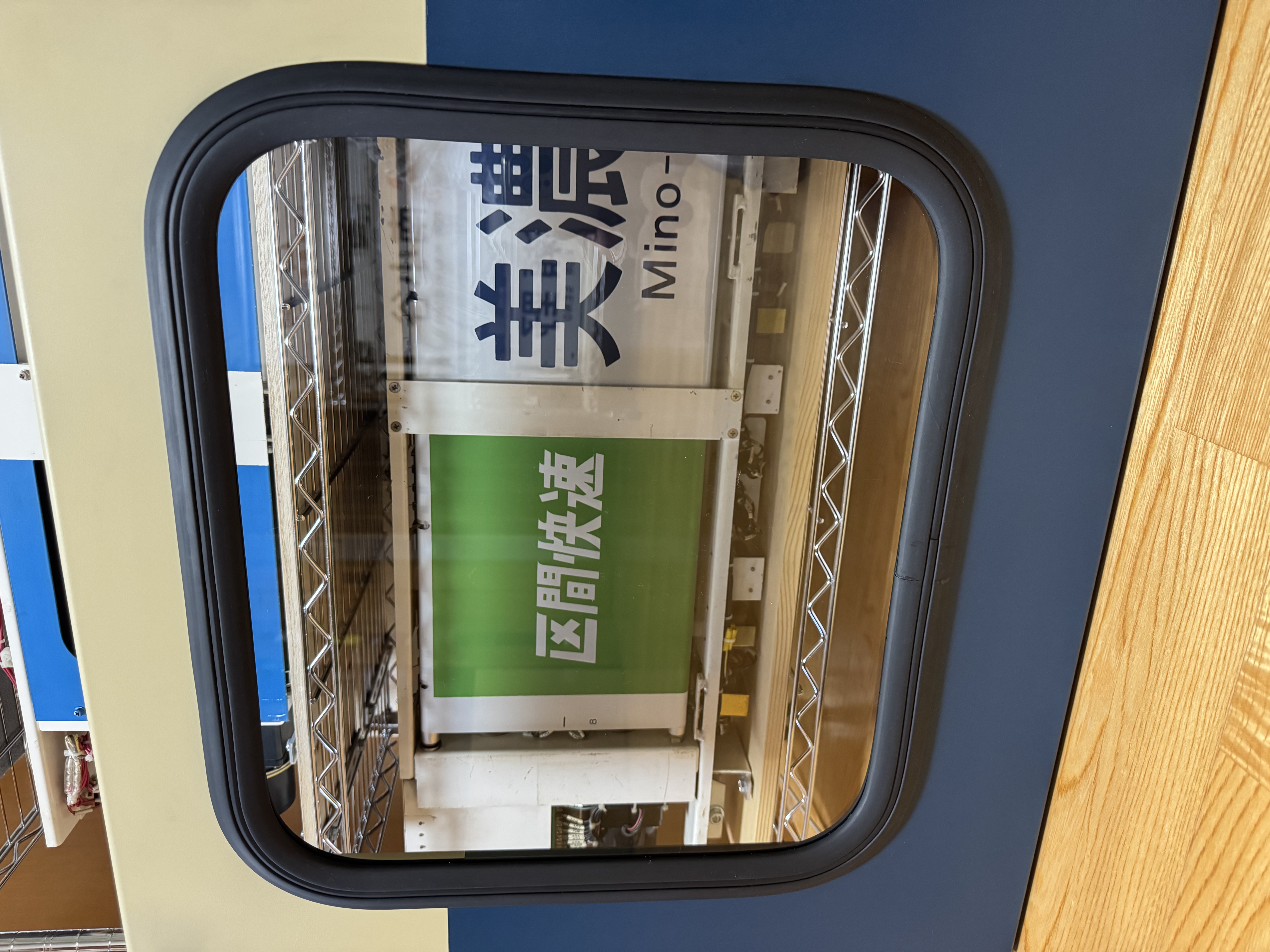 鉄道行先表示器の窓に利用しました！