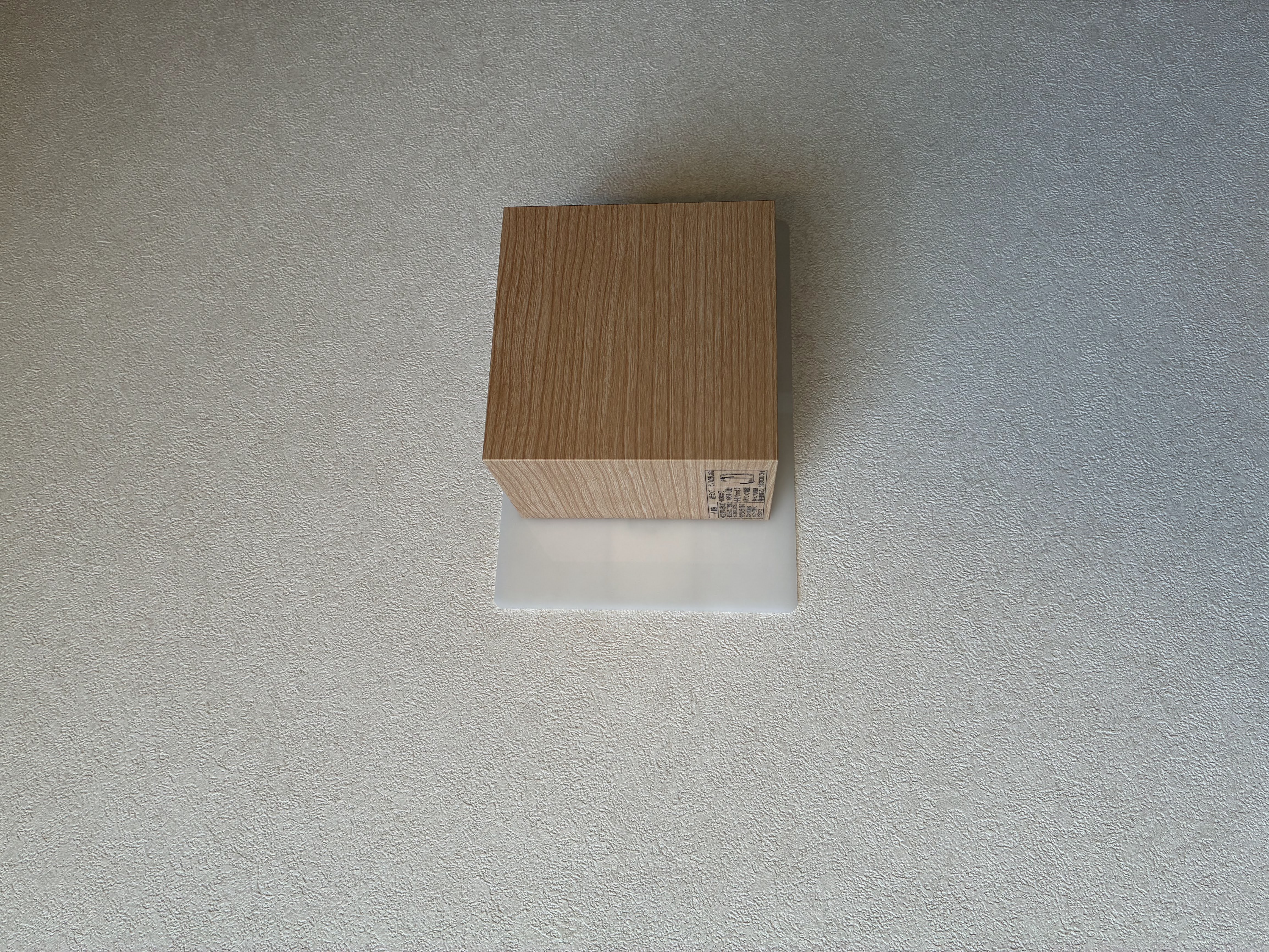 階段のLED照明を交換する際に以前の器具の加工痕の目隠し