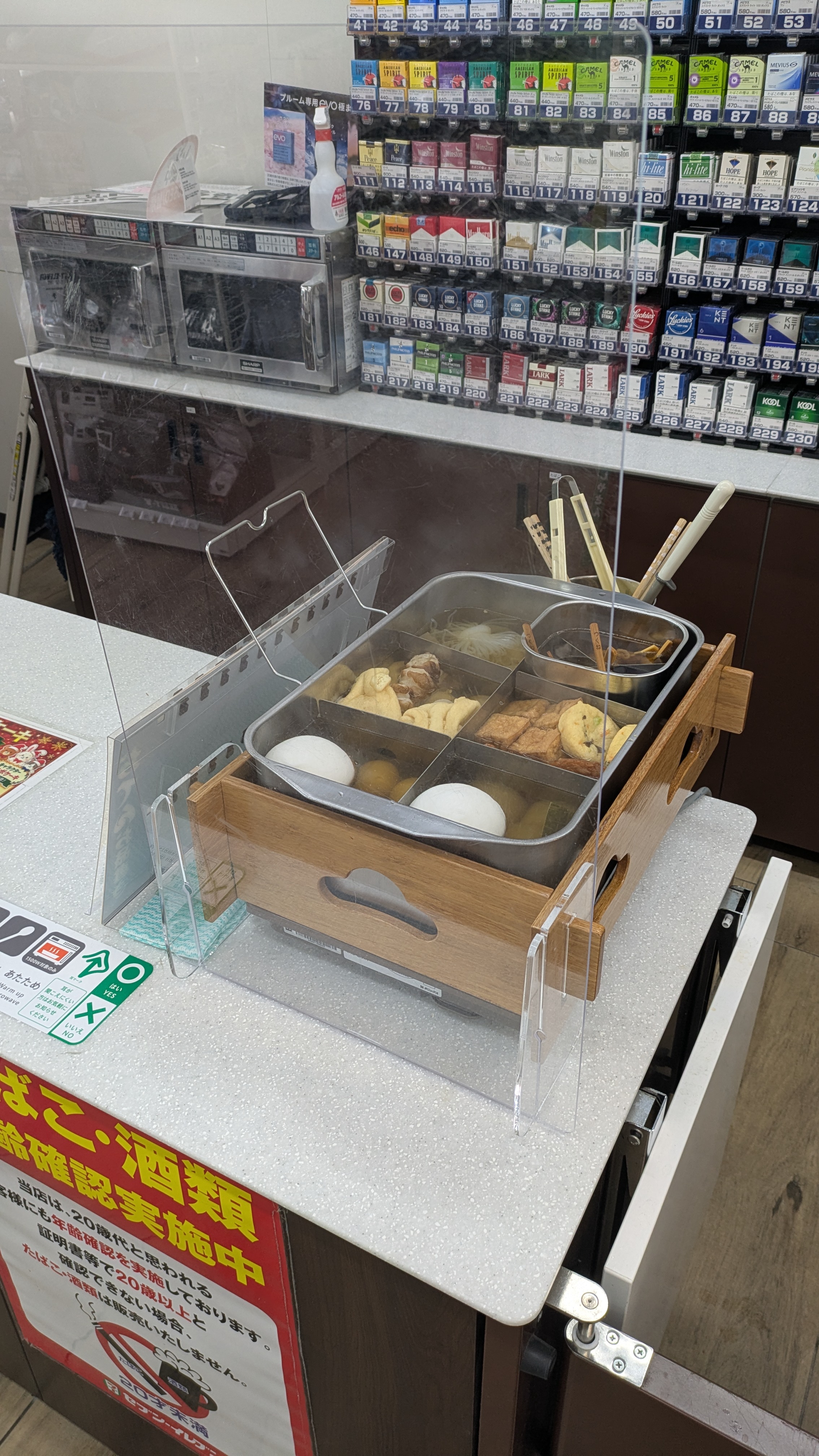 おでん什器に設置して、つゆの飛び跳ね防止パネル